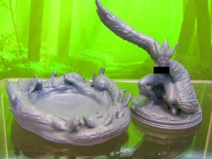 Arpia accovacciata + Nest Monster Creature Mini Figura Miniatura Modello Stampato in 3D - Foto 1 di 6