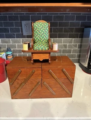 Caja de costura de madera estilo acordeón vintage de los años 30 y cojín mecedora Foto 1 de 4
