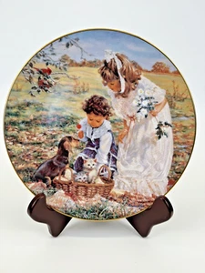 Plato de Coleccionista "Paquete Encantador" Sandra Kuck No. Picnic 2961A perros gatos - Imagen 1 de 4