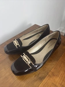 Elegante cuñas Bandolino charol negro punta cuadrada hebilla dorada talla 7,5 usado una vez - Imagen 1 de 11