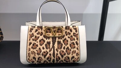 Bolso de Mano Valentino Bolso de Mano Bordado de Animales de Rafia con Etiquetas - PVP $4,900 AUD Foto 1 de 4