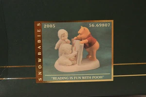 Department 56 Snowbabies "READING IS FUN WITH POOH"MIB Figurine 2005 DISNEY RARE - Bild 1 von 2