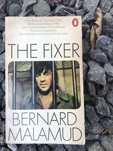 THE FIXER- BERNARD MALAMUD -PENGUIN 1969 1ST/2ND MOVIE TIE-IN ALAN BATES UKRAINE - Picture 1 of 5