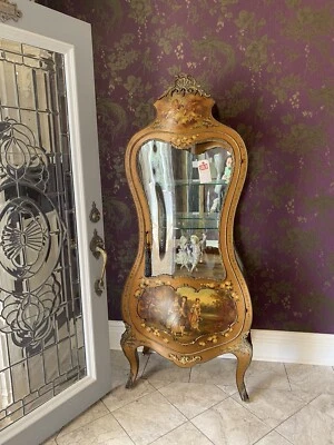 Antigua vitrina francesa estilo Luis XV con detalle Vernis Martin Foto 1 de 4