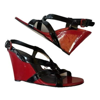 Sandalias de cuña Stuart Weitzman talla 9 de cuero negro y rojo con tiras entrecruzadas Foto 1 de 4