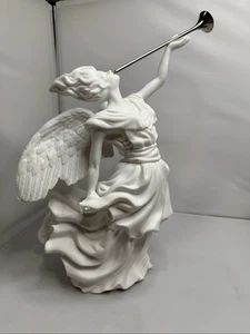 Winter Silhouette stehender Engel mit Horn weiß Porzellan Figur mit Metall Ho - Bild 1 von 10