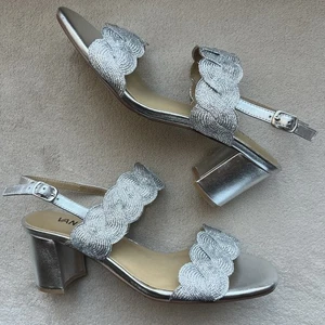 NUEVAS Sandalias Vaneli Lettie Metálicas Plateadas Tacón Bloque Mujer 7.5 Correa de Tobillo Tejido - Imagen 1 de 19