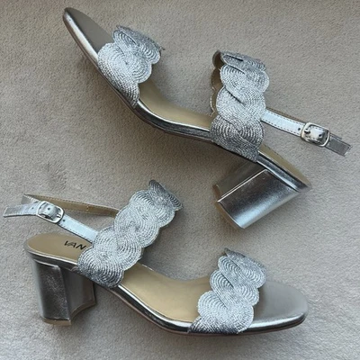 NUEVAS Sandalias Vaneli Lettie Metálicas Plateadas Tacón Bloque Mujer 7.5 Correa de Tobillo Tejido Foto 1 de 4