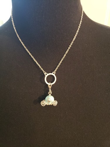 COACH Collana vintage Disney Cenerentola 18" con ciondolo carrozza blu tono argento usata in ottime condizioni