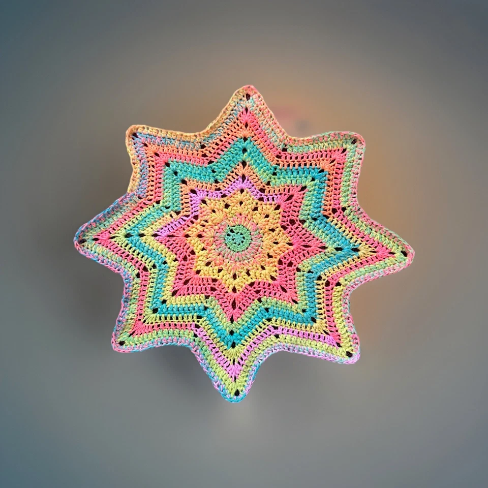 Estrella de flujo de ganchillo hecha a mano para festivales, fiestas, eventos, ¡y por diversión! Foto 1 de 1