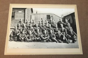 Fotografía de grupo original del ejército británico "Reclutas de artillería real" de la Segunda Guerra Mundial - Imagen 1 de 5