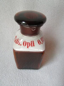 alte braune Apothekerflasche Tabl. Opii 0,03g Opium BTM Kragenetikett emailliert - Picture 1 of 9