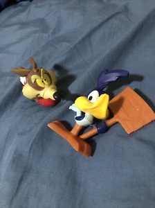 Lot de 2 jouets McDonalds Looney Tunes WILE E COYOTE & Road Runner 2020 - Photo 1 sur 1