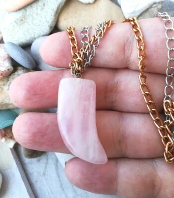 COLLANA QUARZO ROSA ARTIGLIO DI DRAGO IN ARGENTO E ORO ROSA CIONDOLO DRAGON CLAW - Immagine 1 di 4