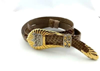 JUDITH LEIBER Marrón Taupe PIEL DE SERPIENTE Cinturón Ajustado ~ Hebilla Corona ~ Ajustable Foto 1 de 4