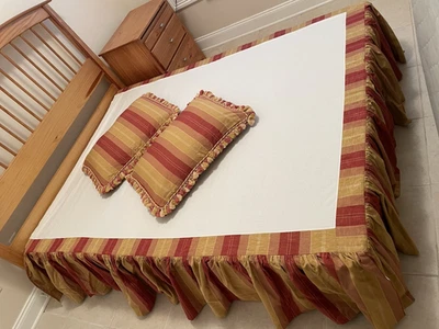 Falda de cama hecha a medida a rayas oro rojo reina francesa y 2 fundas de almohada a juego Foto 1 de 4