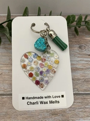 Llavero con mini flores corazón encanto y borla Foto 1 de 4