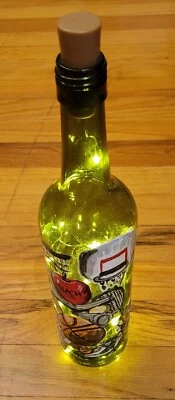 Botella de vino pintada a mano con tema deportivo/escuela con luces LED y encendido/apagado *ÚNICA* 🍎🏀 Foto 1 de 4