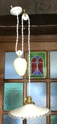 Ancien LUSTRE MONTE ET BAISSE porcelaine blanche abat-jour dentelé opaline XIXèm - Photo 1/4