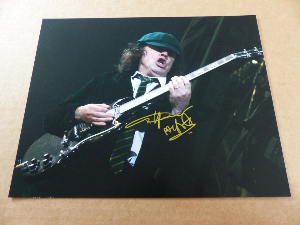 AC/DC Angus Young signed Autogramm signiert auf 20x25 cm Foto  - Bild 1 von 1