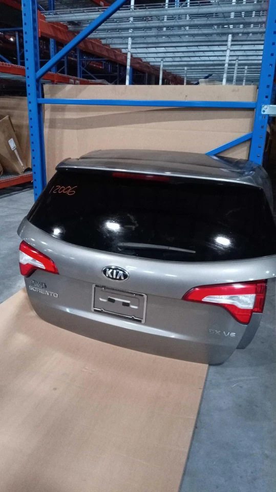 Used Deck Lid fits: 2015 Kia Sorento w/spoiler w/LED lamps Grade A — 第 1/1 张图片