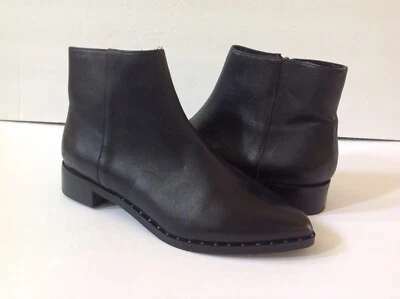 Bota para mujer Catherine Malandrino Mesta de cuero negro talla al tobillo con cremallera talla 6 Foto 1 de 4
