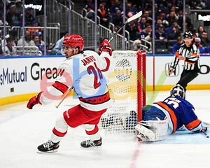Foto de hockey de Seth Jarvis Goal vs Islanders Carolina Hurricanes 8x10 NHL - Imagen 1 de 1