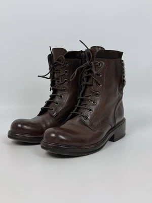 Botas MoMa de cuero marrón vanguardista con cremallera Foto 1 de 4