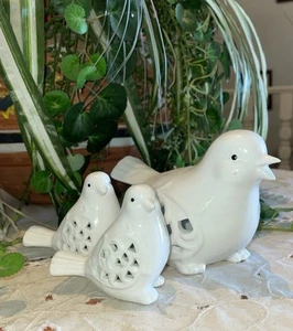 3 Bird Figurines White Ceramic Cut-Out Lace Design Vintage - Bild 1 von 6