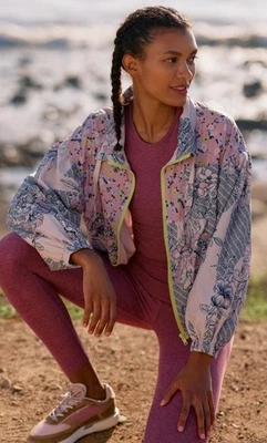 Chaqueta cortavientos Daily Practice Anthropologie rosa retazos florales para mujer LG Foto 1 de 4