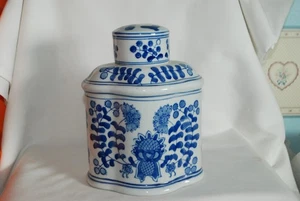 Beautiful Vintage Chinese Porcelain Blue & White Handpainted Ginger Jar with Lid - Picture 1 of 10