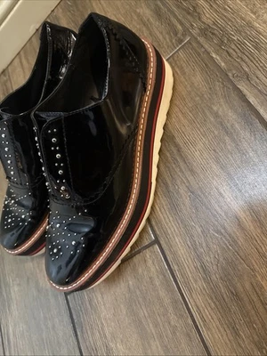 Zapatos Oxford ZARA Negro Imitación Charol Tachonado Plataforma Sin Cordones Talla 40  Foto 1 de 4