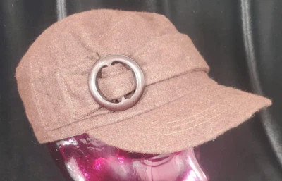 Chapéu/tampa cadete feminino marrom acrílico e lã aba curta com destaque de fivela - Imagem 1 de 4