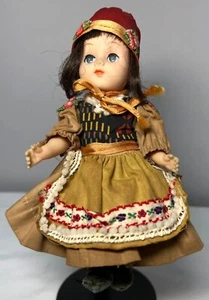 Vintage Sammlerpuppe in traditioneller Volkstracht mit besticktem Kleid - Bild 1 von 3