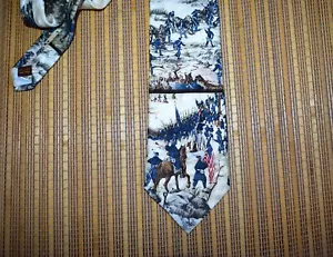 Seidenkrawatte Museum Artefakte elfenbein grün rot blau Kampfkrieg amerikanische Flagge - Bild 1 von 4