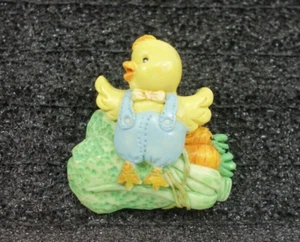 Broche prendedor Farmer amarillo pollito de Pascua azul en general vegetal primavera Pascua - Imagen 1 de 4