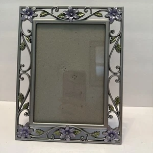 Cornice portafoto in metallo argento spazzolato con portafiori viola 5"x 7" - Foto 1 di 7