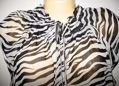 BLUSA DE GASA POLIÉSTER BLANCO Y NEGRO ROMEO & JULIET COUTURE - MEDIANA - DAMAS  Foto 1 de 3