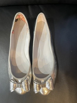 Ted Baker London Cuero Plateado Ballet Planos Detalle Lazo Talla 39.5 (8.5-9) Foto 1 de 4