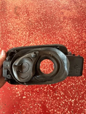 Audi Q3 2019-2025 tanque de llenado de combustible puerta carcasa bolsillo trasero OEM 83A809906 Foto 1 de 4