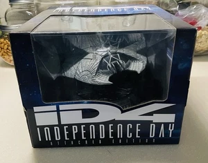 Independence ID4 Attacker Edition Figur und Blu-ray Neu Originalverpackt ungeöffnet - Bild 1 von 3