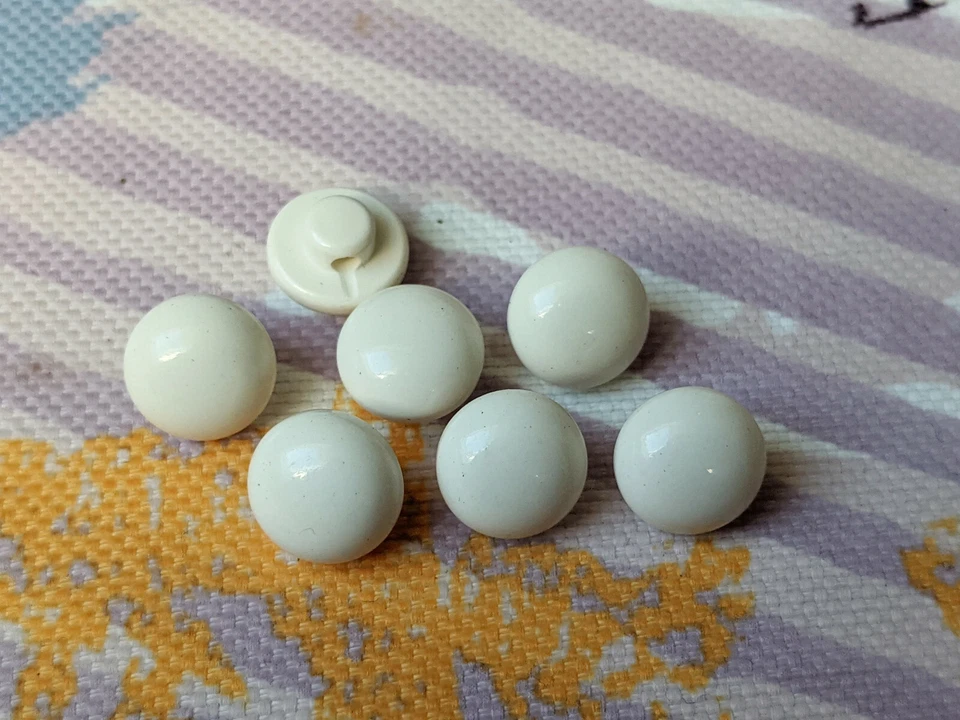 7x Kunststoff-Halbkugel - wie Elfenbein - 10mm - Blusen- Puppenknopf - Bild 1 von 1