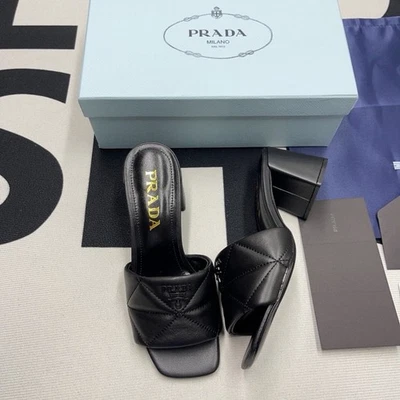 Sandalia Prada Diagrama Acolchada Cuero Negro Dorado Logo Deslizable Tacón Bloque Mula Foto 1 de 4