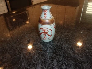 SELTENE VINTAGE ASIATISCHE KERAMIK - SAKEFLASCHE - HANDBEMALTE ROTE SYMBOLE - 4 3/4" - - Bild 1 von 4