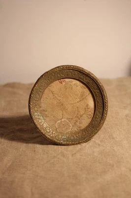 Ancien petit cadre photo rond de table laiton / Bronze - Photo 1/4