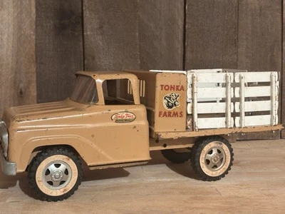 Винтажный кол грузовик Tonka Farms, 1961 г. из прессованной стали, желтовато-коричневые/бежевые белые направляющие - Изображение 1 из 4