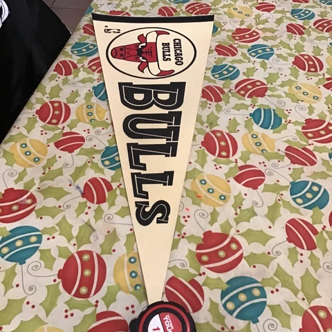VINTAGE FULL SIZE PENNANT FELT 30” NBA 1980 CHICAGO BULLS. Beautiful Condition Cover