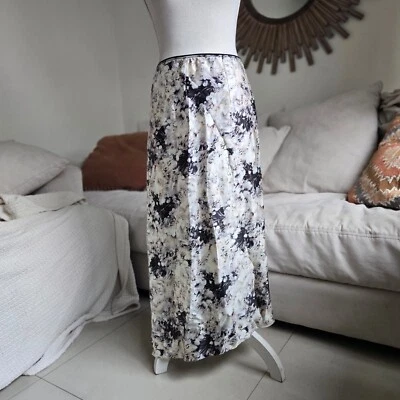 Saia midi Vince tamanho 2 pintada creme seda cetim estampa preto branco abstrato - Imagem 1 de 4