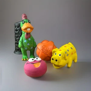 Mix Menge 4 EMOTICON LATEX kleiner HUND quietschendes Spielzeug Huhn Schwein Ball Puck - Bild 1 von 5