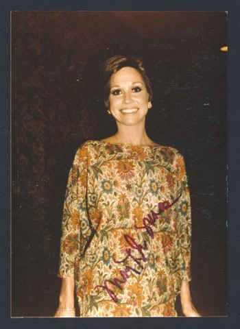 MARY TYLER MOORE 1980s SIGNED AUTOGRAPH Photo  nb Cover